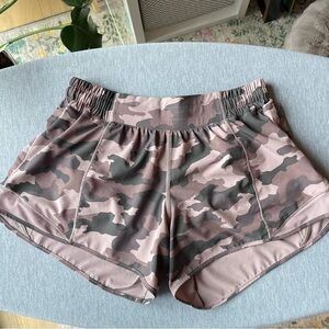 Lululemon Size 8 Camo Misty Mauve Hotty Hot LR Lined Short 4"